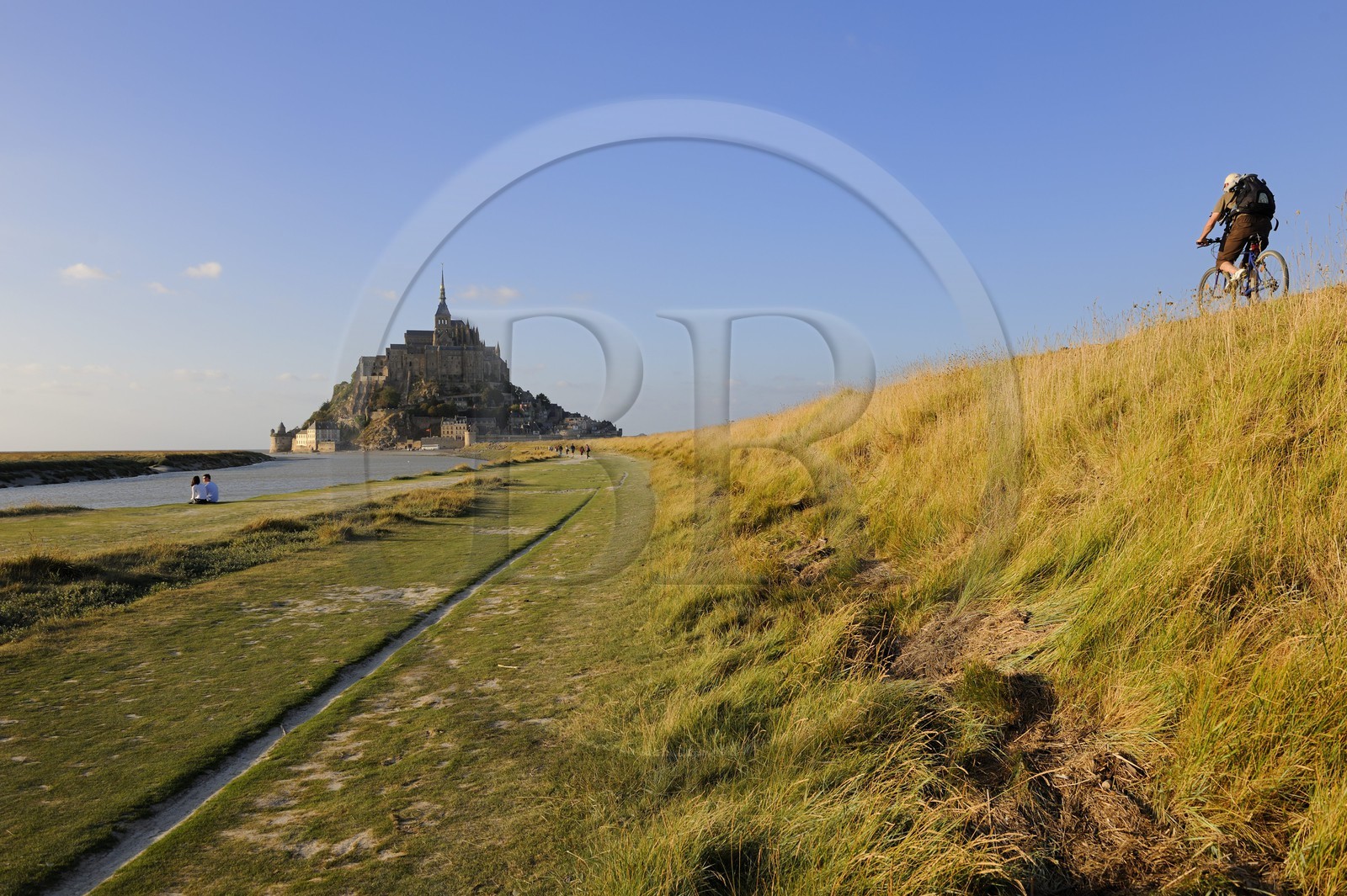 France, Manche (50), Mont-Saint-Michel, classé Patrimoine Mondial de l'UNESCO, et la digue d'accès le long du Cousenon