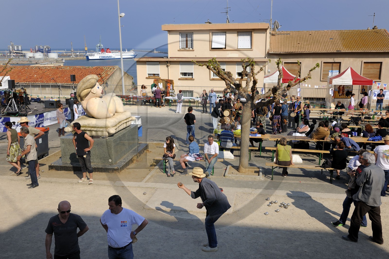 France, Hérault (34), Sète, la place de l'Hospitalet dans le Quartier Haut, joueurs de pétanque au pied de la sculpture La Mama de Richard Di Rosa
