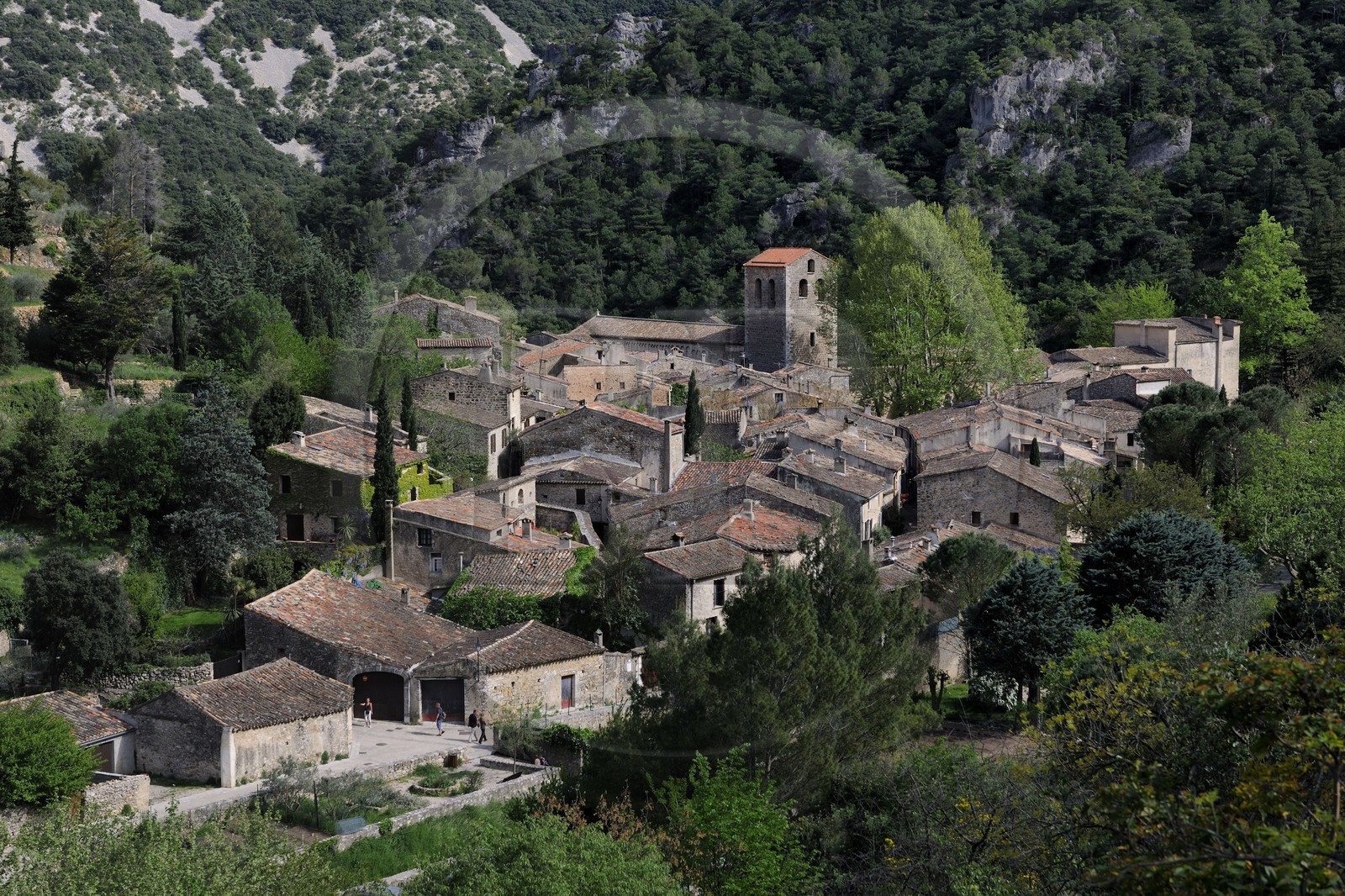 France, Hérault (34), village médiéval de Saint-Guilhem-le-Désert, étape du pélerinage de Saint-Jacques-de-Compostelle, labellisé Les Plus Beaux Villages de France, abbaye de Gellone du XIe siècle classée Patrimoine Mondial de l'UNESCO France, Hérault (34), village médiéval de Saint-Guilhem-le-Désert, étape du pélerinage de Saint-Jacques-de-Compostelle, labellisé Les Plus Beaux Villages de France, abbaye de Gellone du XIe siècle classée Patrimoine Mondial de l'UNESCO
