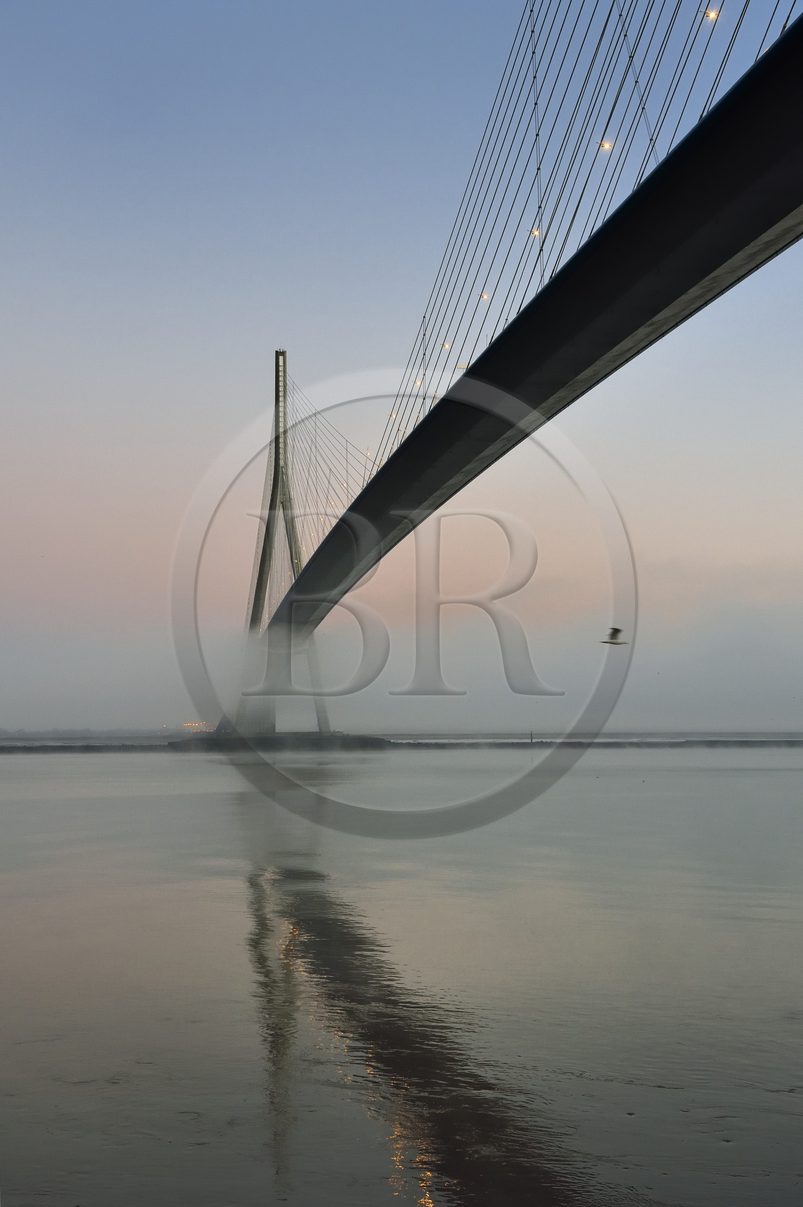 France, entre Calvados (14) et Seine-Maritime (76), le Pont de Normandie dans les brumes de l'aube, le tablier est en béton précontraint sauf pour sa partie centrale qui est métallique