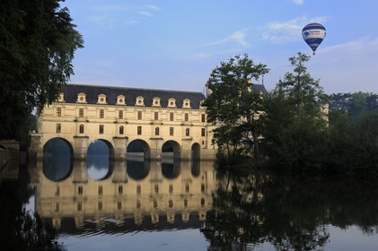 France, Indre-et-Loire (37), château de Chenonceau de style Renaissance qui enjambe le Cher, édifié de 1513 à 1521, survol en montgolfière