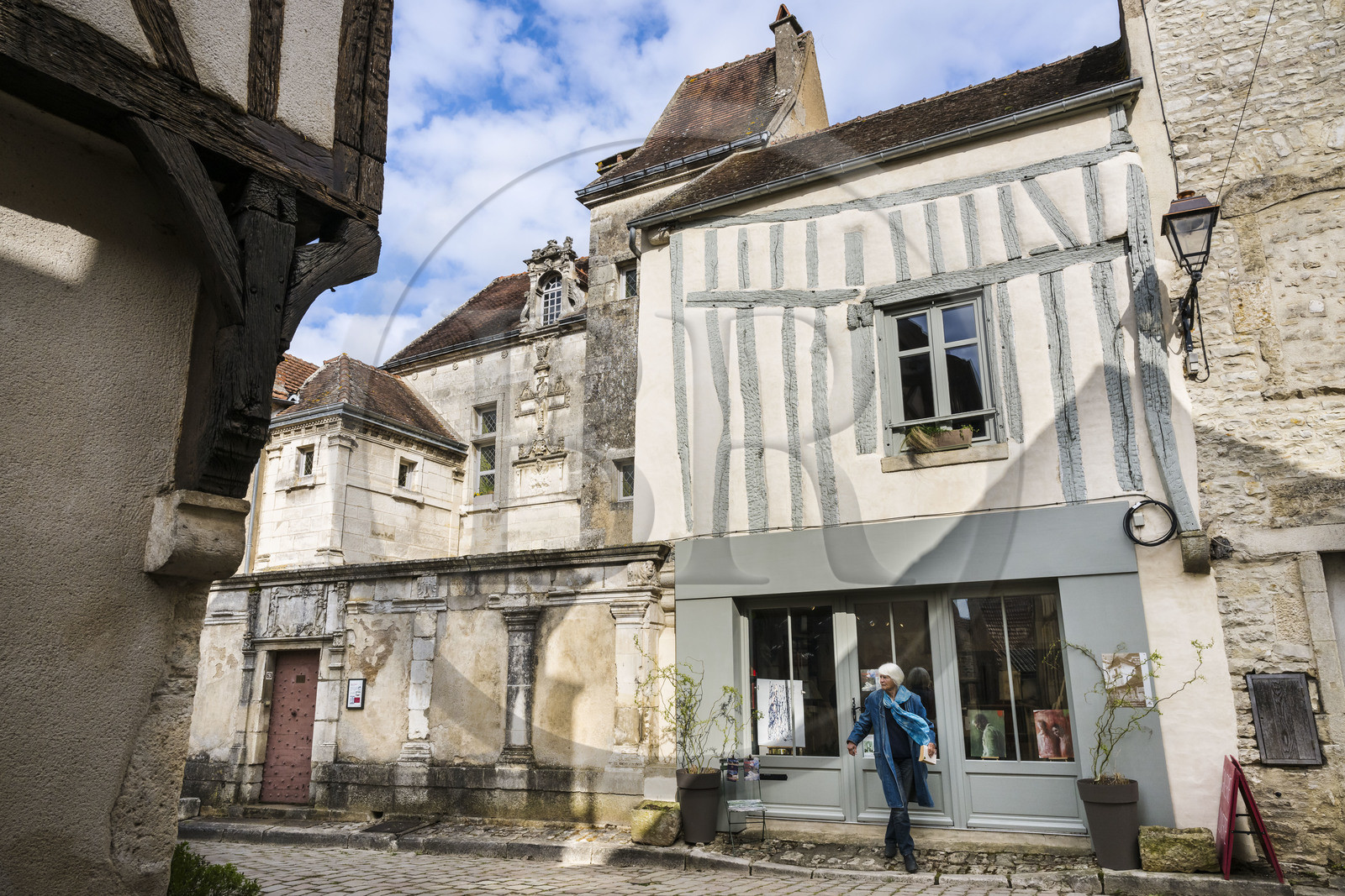 France, Yonne (89), Noyers-sur-Serein, labellisé Les Plus Beaux Villages de France, maison de la Toison d'Or, maison seigneuriale urbaine de la Renaissance bourguignonne du XVIème siècle France, Yonne (89), Noyers-sur-Serein, labellisé Les Plus Beaux Villages de France, maison de la Toison d'Or, maison seigneuriale urbaine de la Renaissance bourguignonne du XVIème siècle