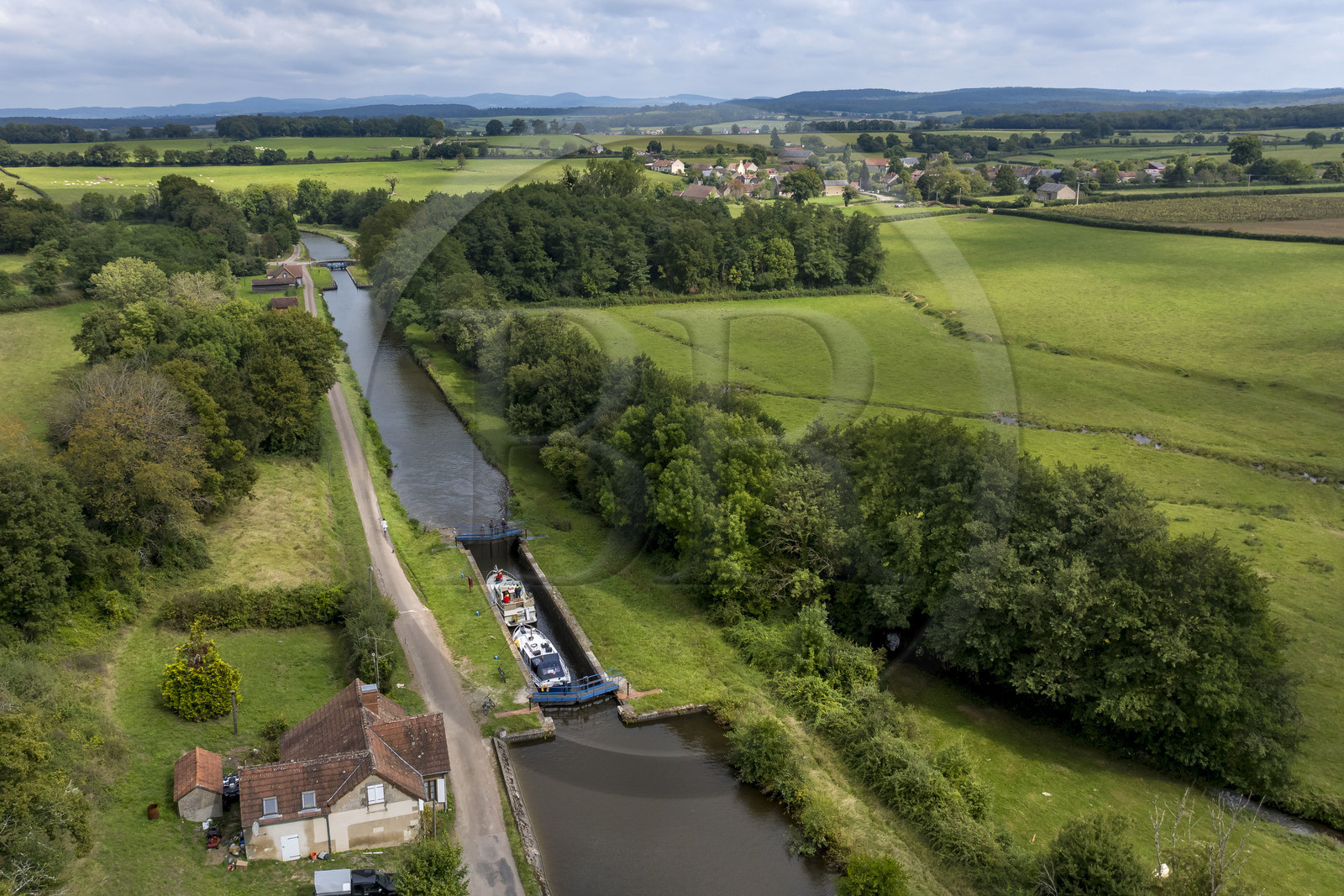 France, Nièvre (58), Sardy-les-Epiry, échelle des 16 écluses sur le canal du Nivernais, écluse n°15 de Champ-Cadoux (vue aérienne)
