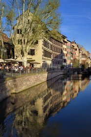 France, Bas-Rhin (67), Strasbourg, vieille ville classée au Patrimoine Mondial de l'UNESCO, quartier de la Petite France, la place Benjamin Zix sur un bras de l'Ill