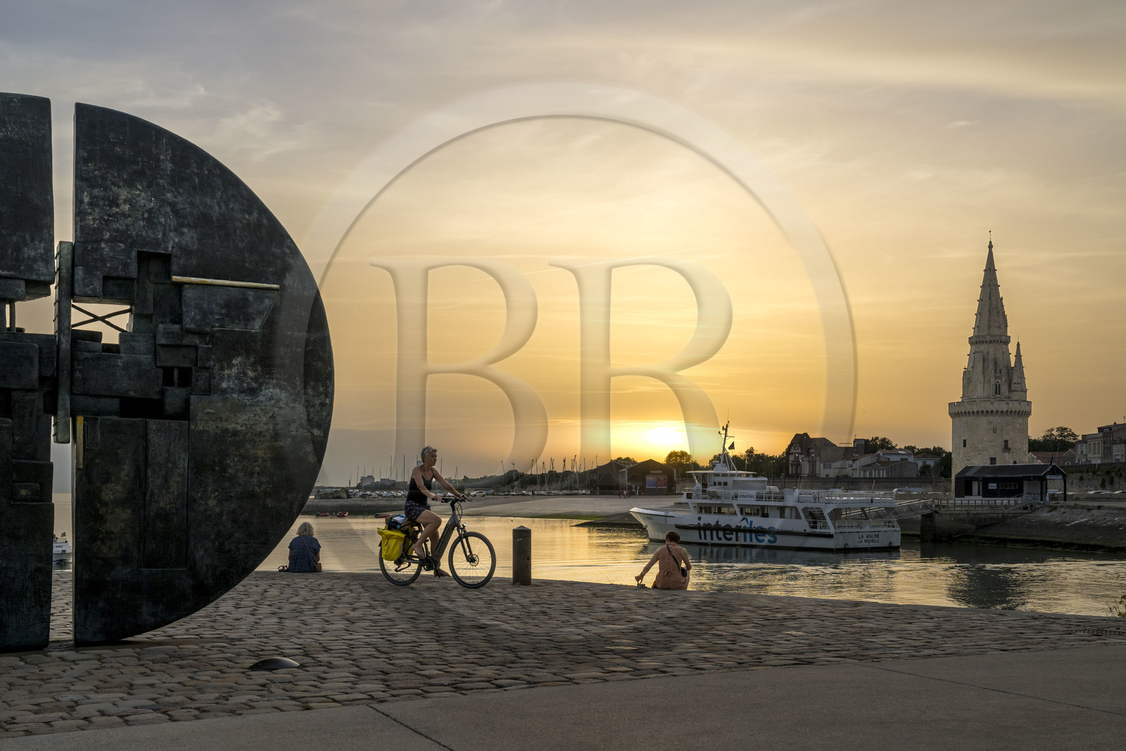 France, Charente-Maritime (17), La Rochelle, à l'entrée Vieux Port, la tour de la Lanterne, sculpture de François Canté-Pacos en hommage à Michel Crépeau