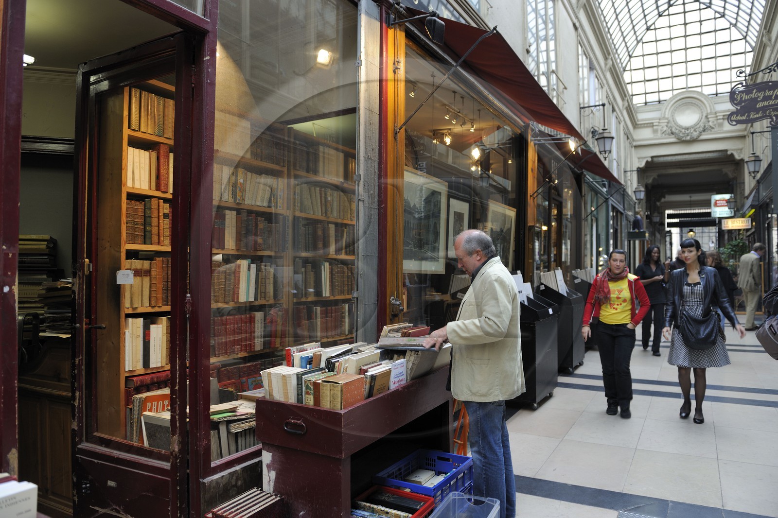 France, Paris (75), Passage Verdeau, bouquiniste