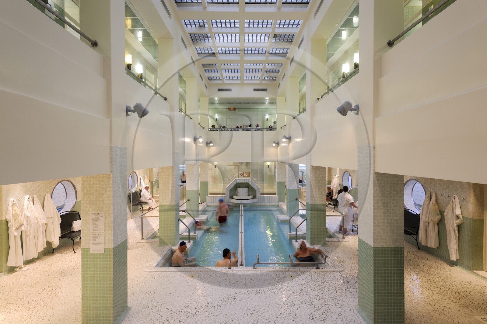 France, Vosges (88), Station thermale de Bains-les-Bains, la piscine des thermes
