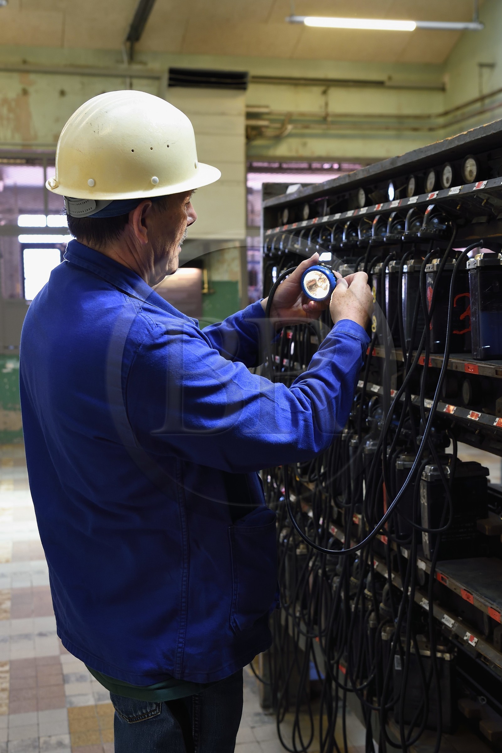 France, Moselle (57), Petite-Rosselle, le musée du carreau Wendel, batiment des mineurs, atelier de lampisterie, récupération et vérification de sa lampe sur batterie par le mineur