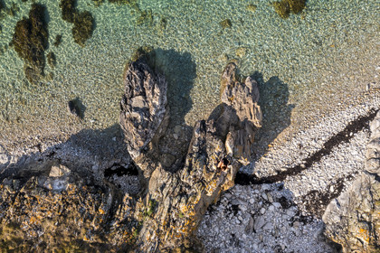 France, Finistère (29), Mer d'Iroise, Ile d'Ouessant, Baie de Lampaul, Porz Goret sur la cote Sud (vue aérienne)