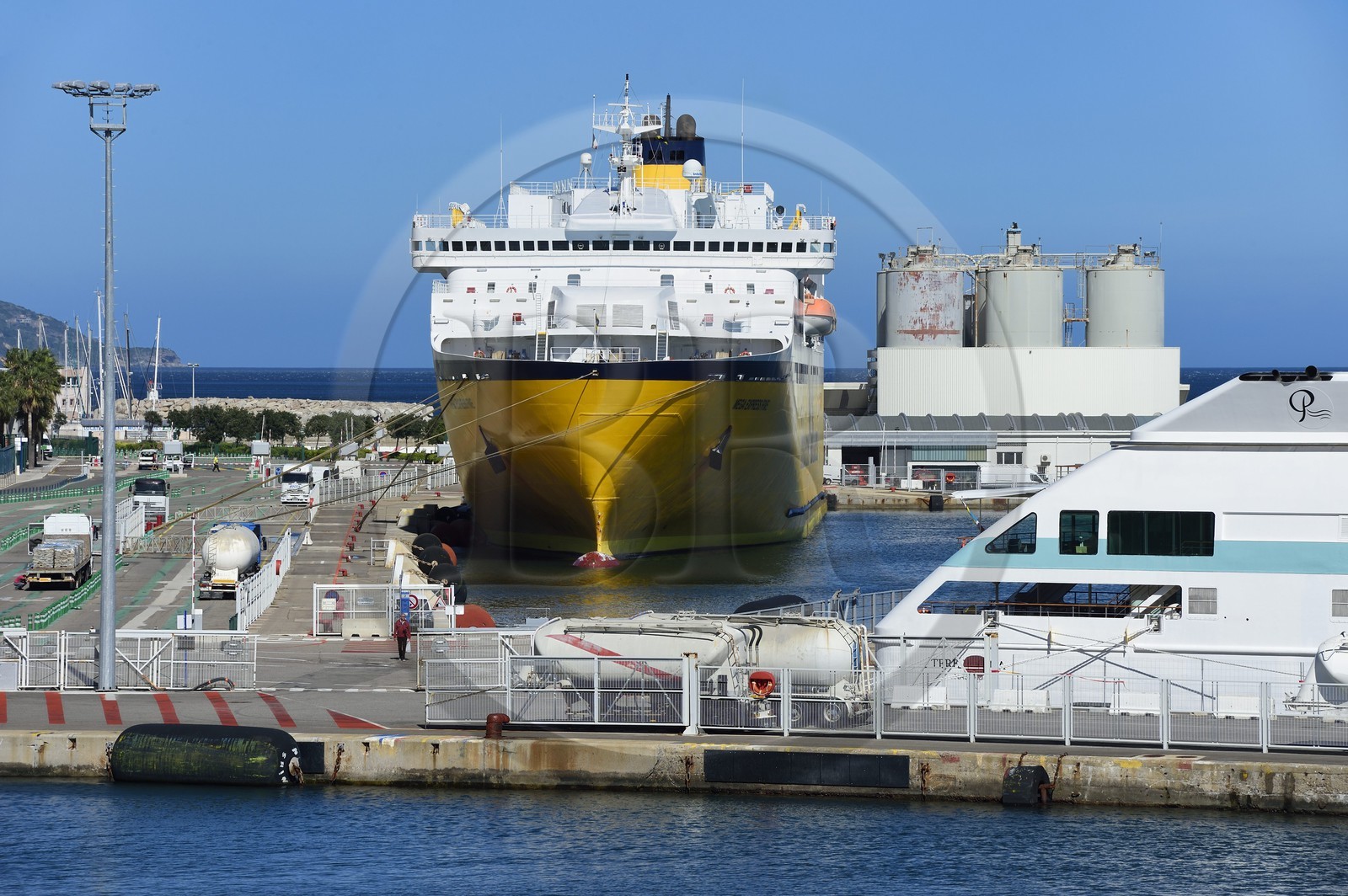 France, Haute-Corse (2B), Bastia, ferry à quai dans le port passagers et commercial