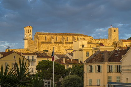 France, Alpes-Maritimes (06), Cannes, la vieille ville dans le quartier Le Suquet, à son sommet la Tour du Suquet et le clocher de l'église Notre-Dame-de-l'Espérance