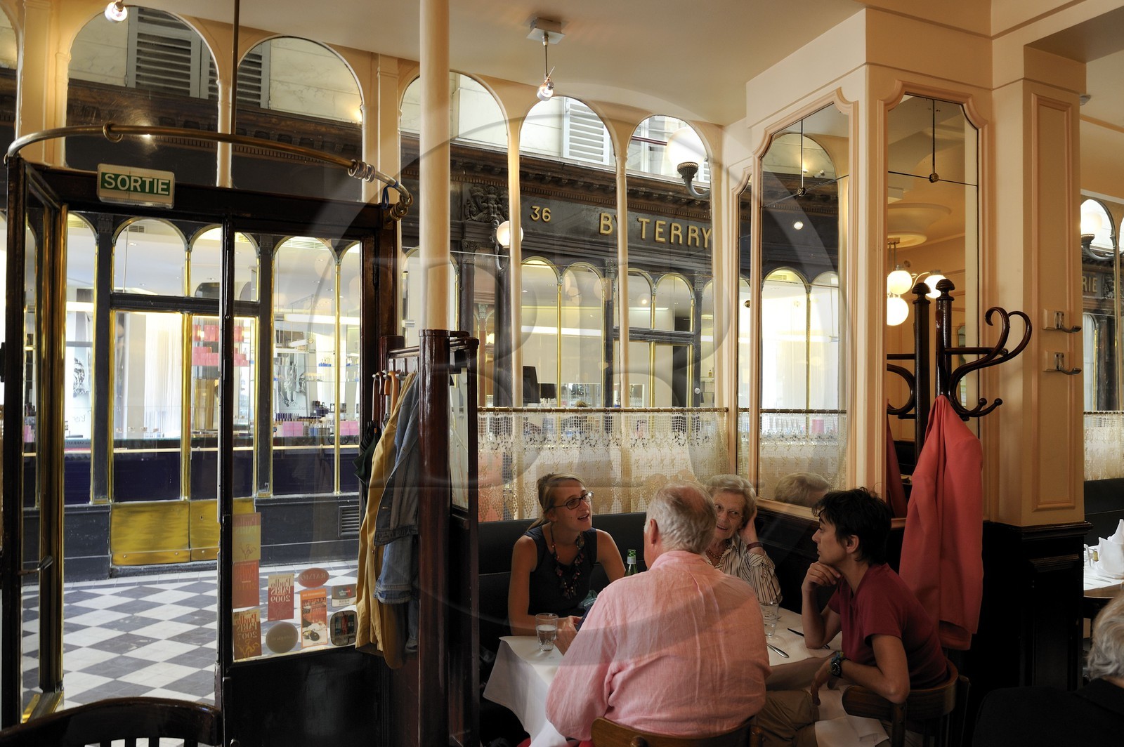 France, Paris (75), Galerie Vero-Dodat entre la rue Jean-Jacques-Rousseau et la rue du Bouloi, restaurant le Cafe de l'Epoque