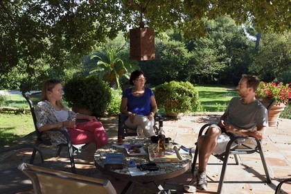 France, Var (83), Hyères, maison d'Hôtes La Bastide du Plantier, apéritif dans le jardin
