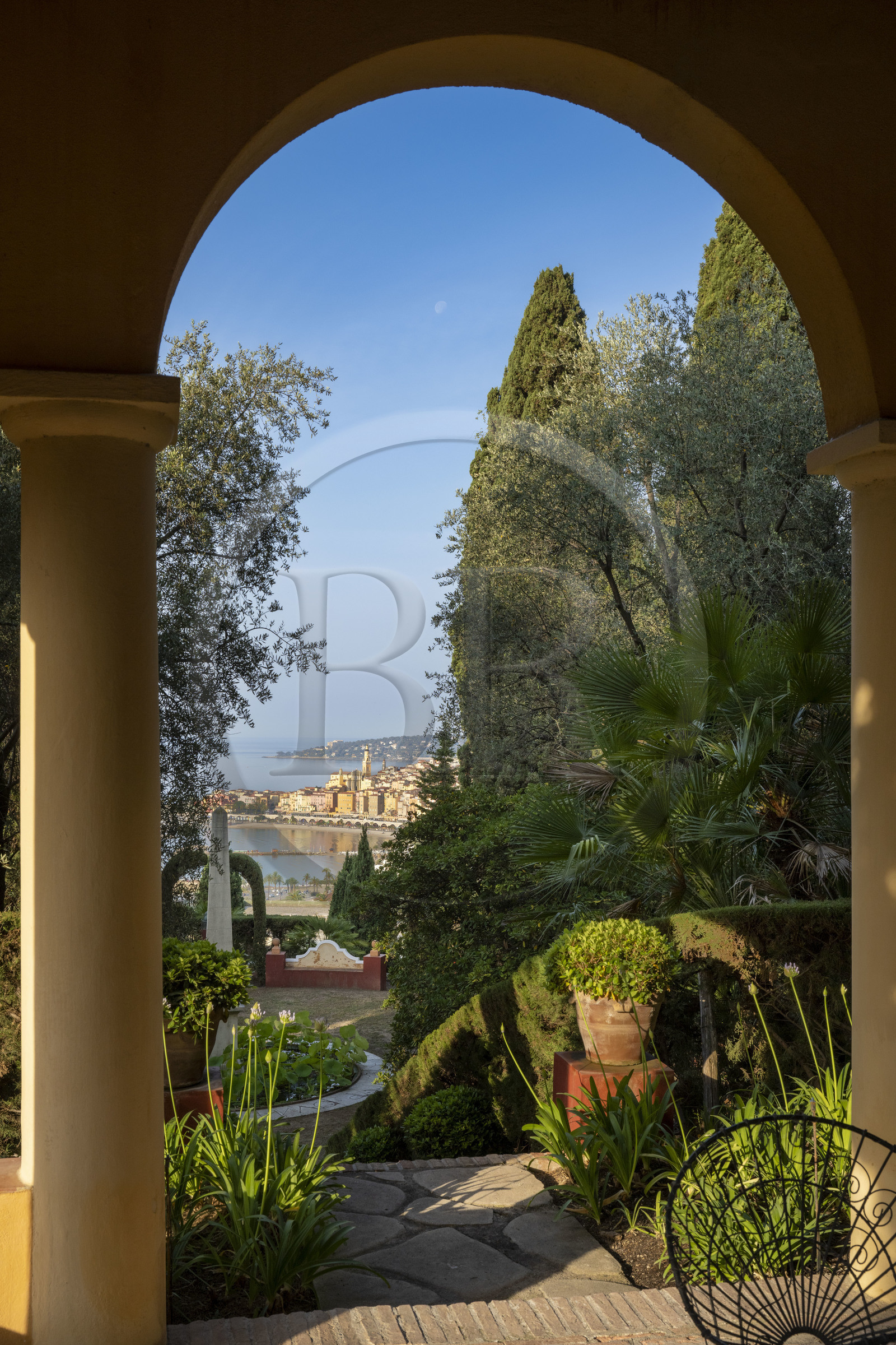 France, Alpes-Maritimes (06), Menton, Domaine des Colombieres, vue sur la ville depuis le jardin du domaine créé par Ferdinand Bac
