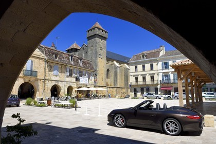 France, Dordogne (24), Périgord Pourpre, Beaumont-du-Périgord, la place Jean Moulin avec sa halle et l'église fortifiée Saint-Laurent-et-Saint-Front de style gothique anglais du XIIIe siècle au coeur de la bastide