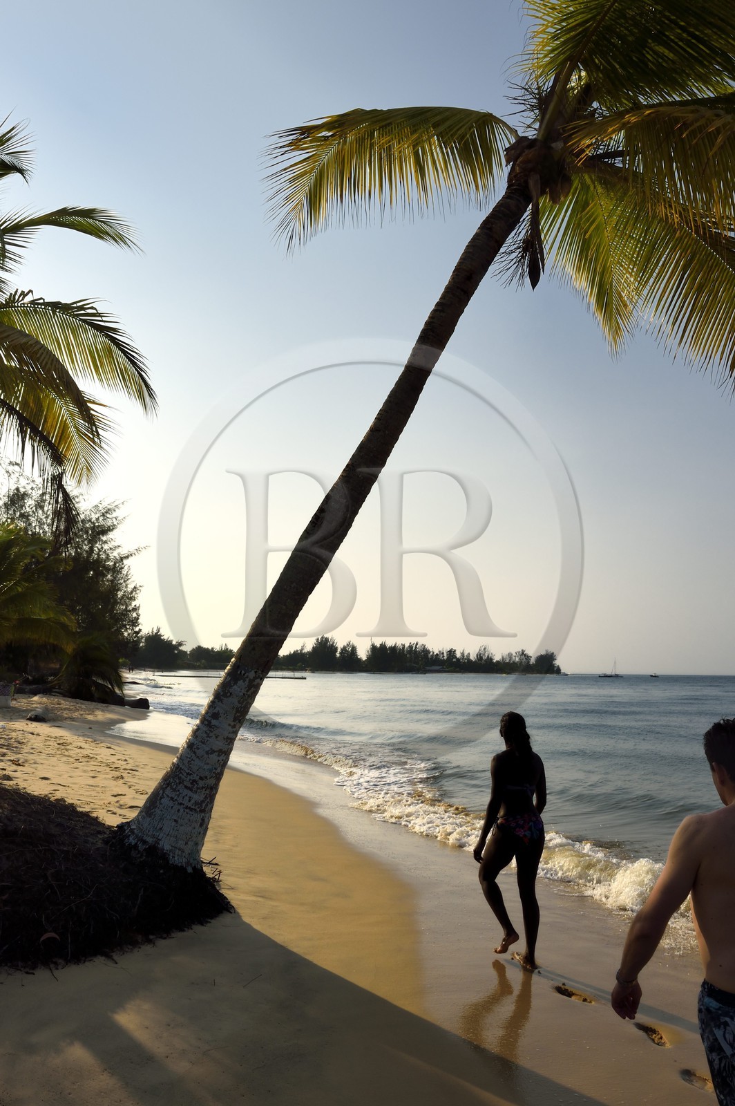 Gabon, province de l'Estuaire, plage de la Pointe Denis qui fait face à Libreville de l'autre côté de l'Estuaire du Gabon