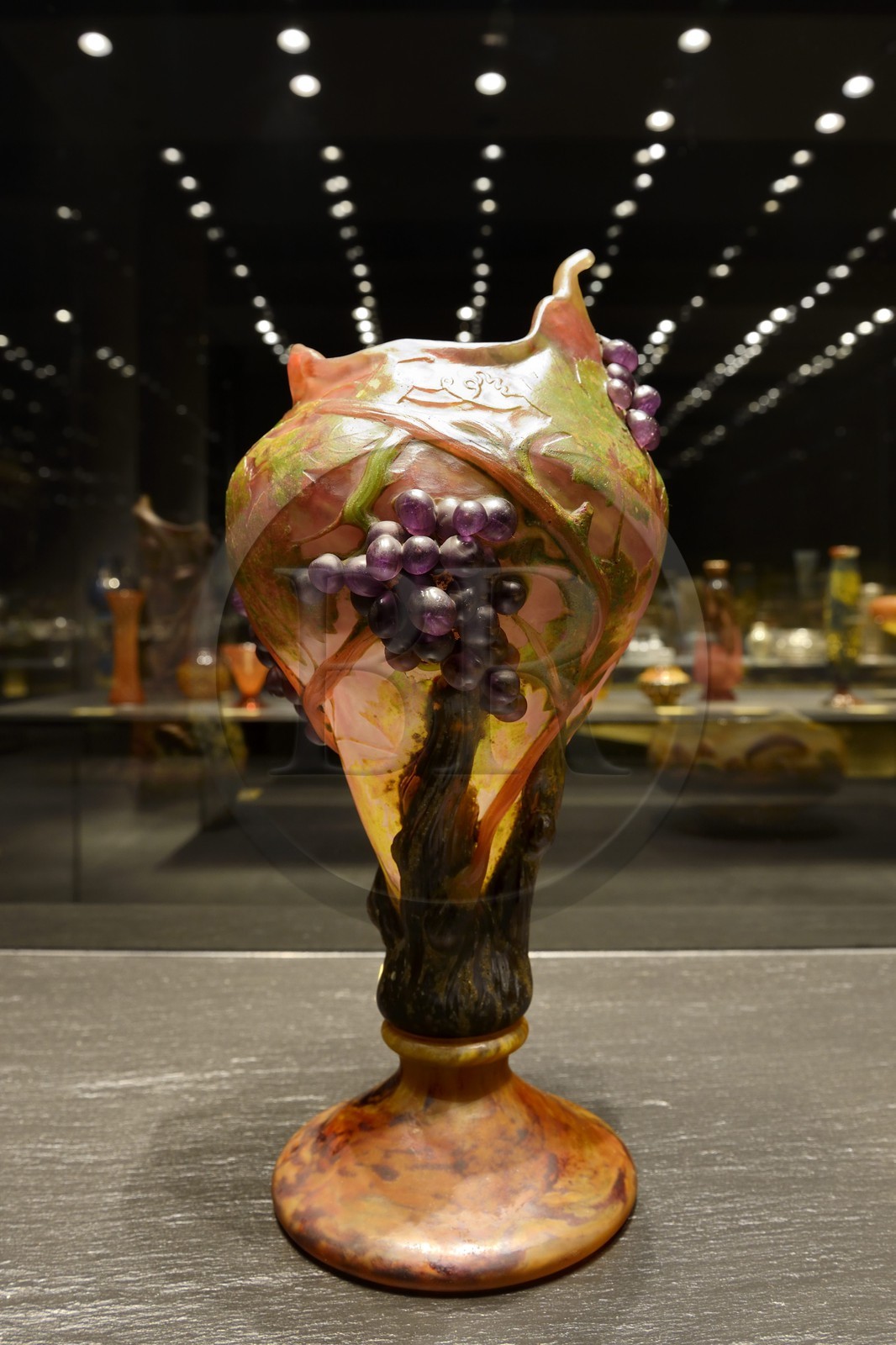 France, Meurthe-et-Moselle (54), Nancy, place Stanislas, musée des Beaux Arts, salle de la collection Daum, vase à décor de raisins (1908)