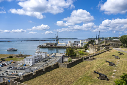 France, Finistère (29), Brest, l'arsenal, la Rade-Abri du port militaire base navale de la Marine nationale vue depuis le château, Batterie de la Rose