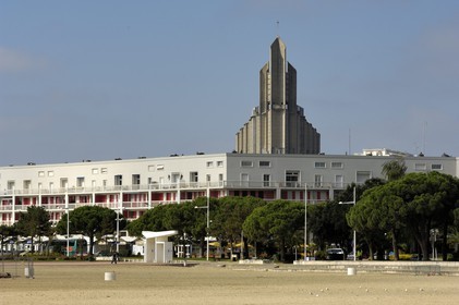 France, Charente-Maritime (17), Royan, le Front de Mer et l'église Notre-Dame