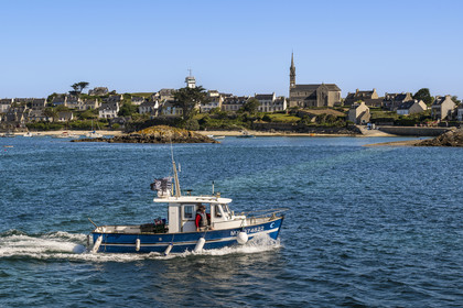 France, Finistère (29), Iles du Ponant, Ile de Batz, bateau partant à la pêche et l'église Notre-Dame-du-Bon-Secours dans le Bourg