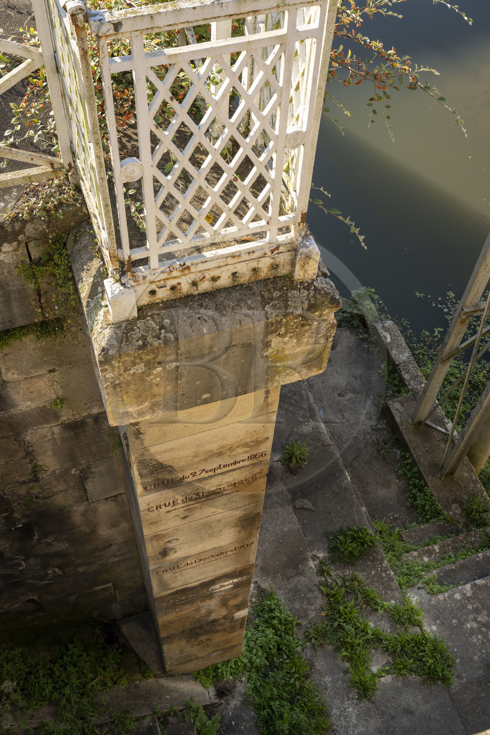 France, Nièvre (58), Nevers, Pont de la Loire, repères et marques des crues majeures