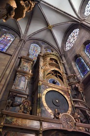 France, Bas-Rhin (67), Strasbourg, vieille ville classée au Patrimoine Mondial de l'UNESCO, la cathédrale Notre-Dame, bras sud du transept, l'horloge astronomique
