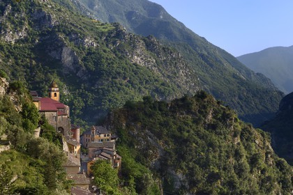 France, Alpes-Maritimes (06), vallée de la Roya (arrière-pays niçois), au pied du parc national du Mercantour, village perché de Saorge, l'église Saint-Sauveur domine la vallée