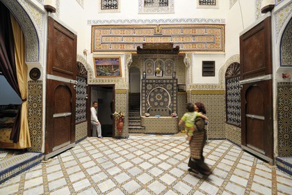 Maroc, Moyen Atlas, Fès, ville impériale, médina classée Patrimoine Mondial de l'UNESCO, Fès el Bali, intérieur du riad familial Lalla Fatéma qui fait chambres d'hôtes