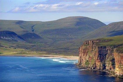Royaume-Uni, Ecosse, Iles Orcades, falaises sur la côte occidentale de l'Ile de Hoy au sud de Rackwick (vue aérienne)