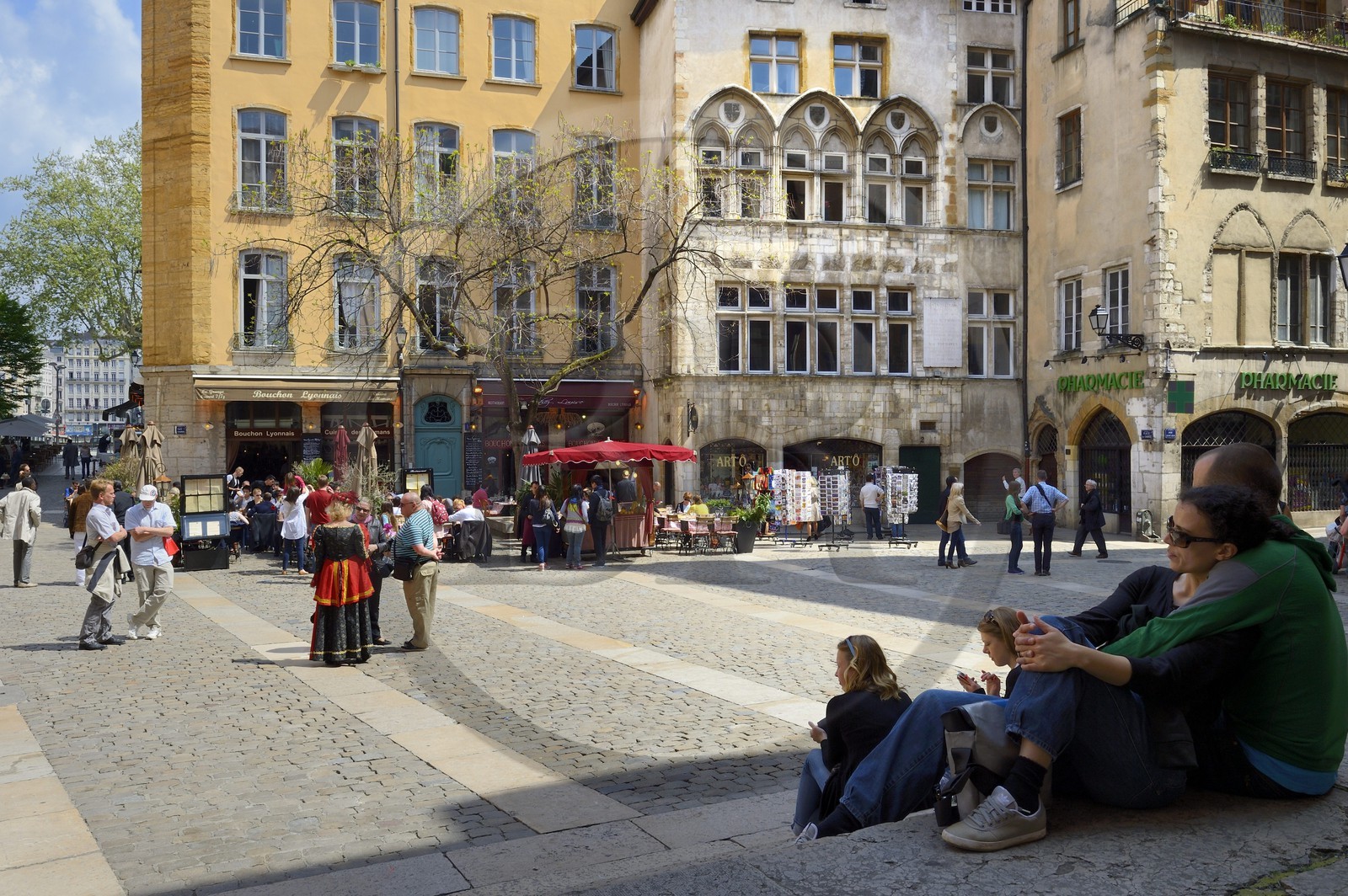 France, Rhône (69), Lyon, site historique classé Patrimoine Mondial de l'UNESCO, quartier de Saint-Paul dans le Vieux Lyon, place du Change et ses bouchons lyonnais, la Maison Thomassin à droite