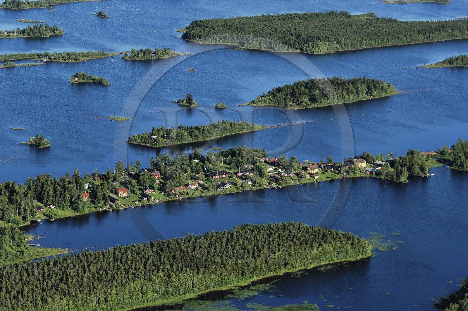 Suède, Comté de Västerbotten, région d'Umea, village de Skeppsvik sur une presqu'île (vue aérienne)