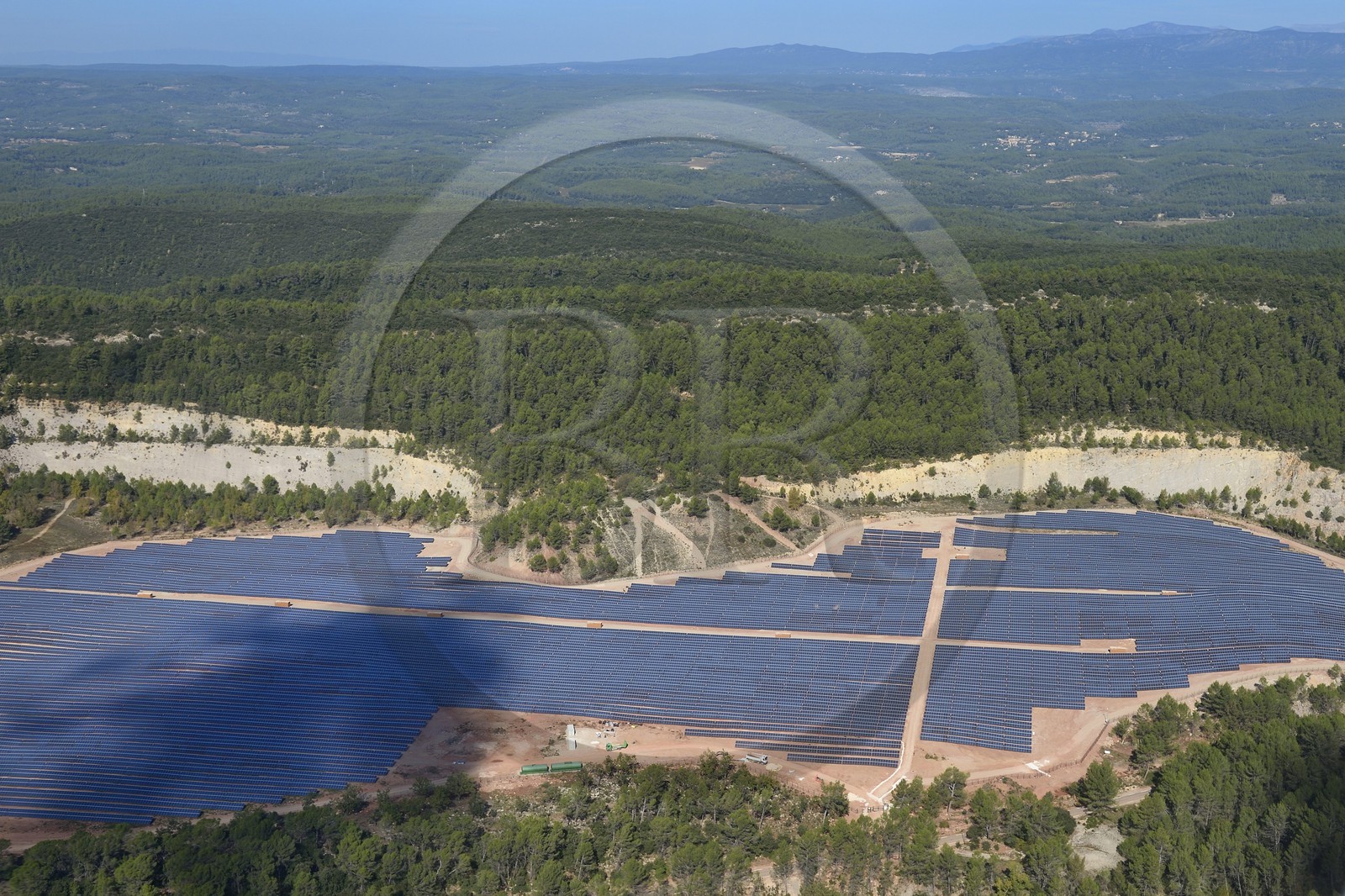 France, Var (83), parc solaire de panneaux photovoltaïques (vue aérienne)