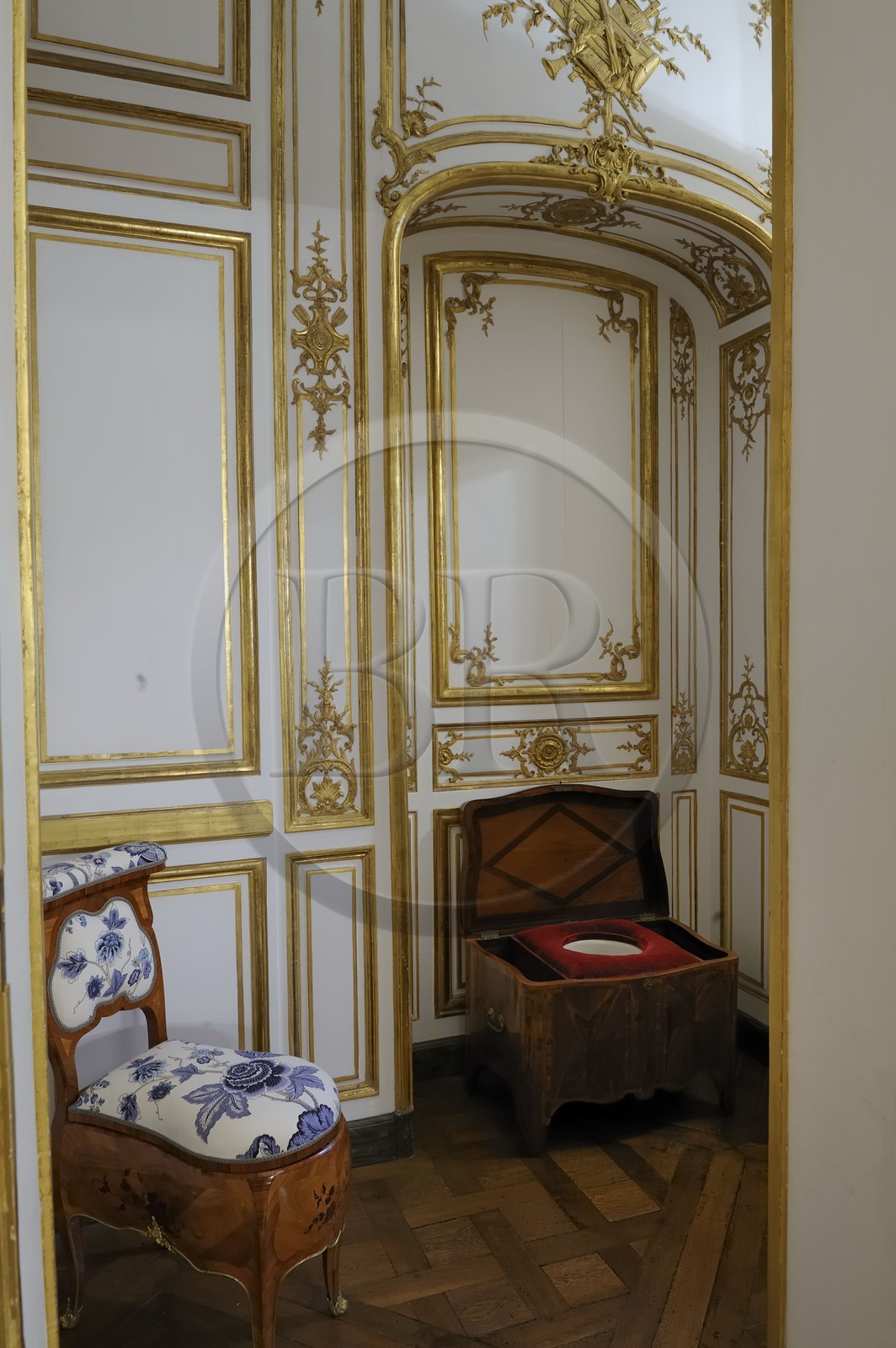 France, Yvelines (78), château de Versailles, classé Patrimoine Mondial de l'UNESCO, les appartement du Roi, chaise percée dans une petite pièce jouxtant le cabinet des dépêches
