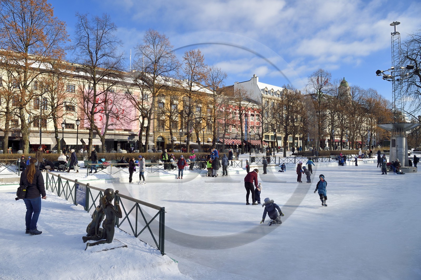 Norvège, Oslo, Eidsvoll Square le long de la rue Karl Johan, patinoire de Spikersuppa, patinage en famille