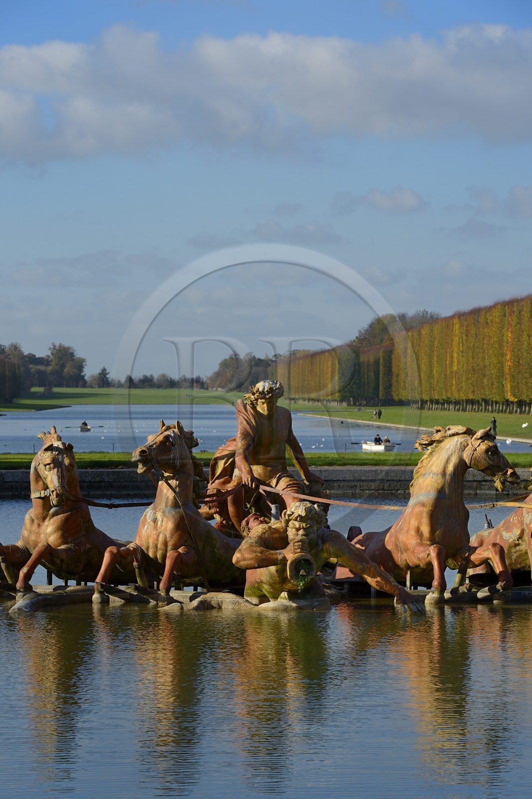 France, Yvelines (78), parc du château de Versailles, classé Patrimoine Mondial de l'UNESCO, le bassin d' Apollon et le Grand Canal