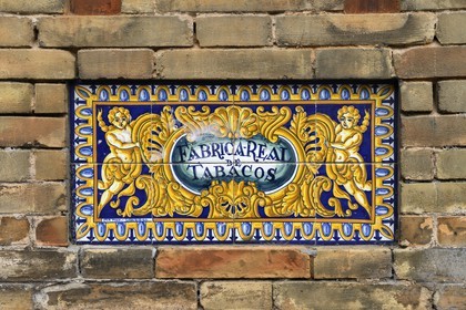 Espagne, Andalousie, Séville, azulejos à l'extérieur de la Fabrique royale de tabac aujourd'hui Université de Séville