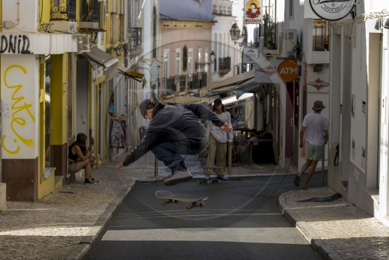 Portugal, Algarve, Lagos, skateur effectuant une figure dans la rue Candido dos Reis