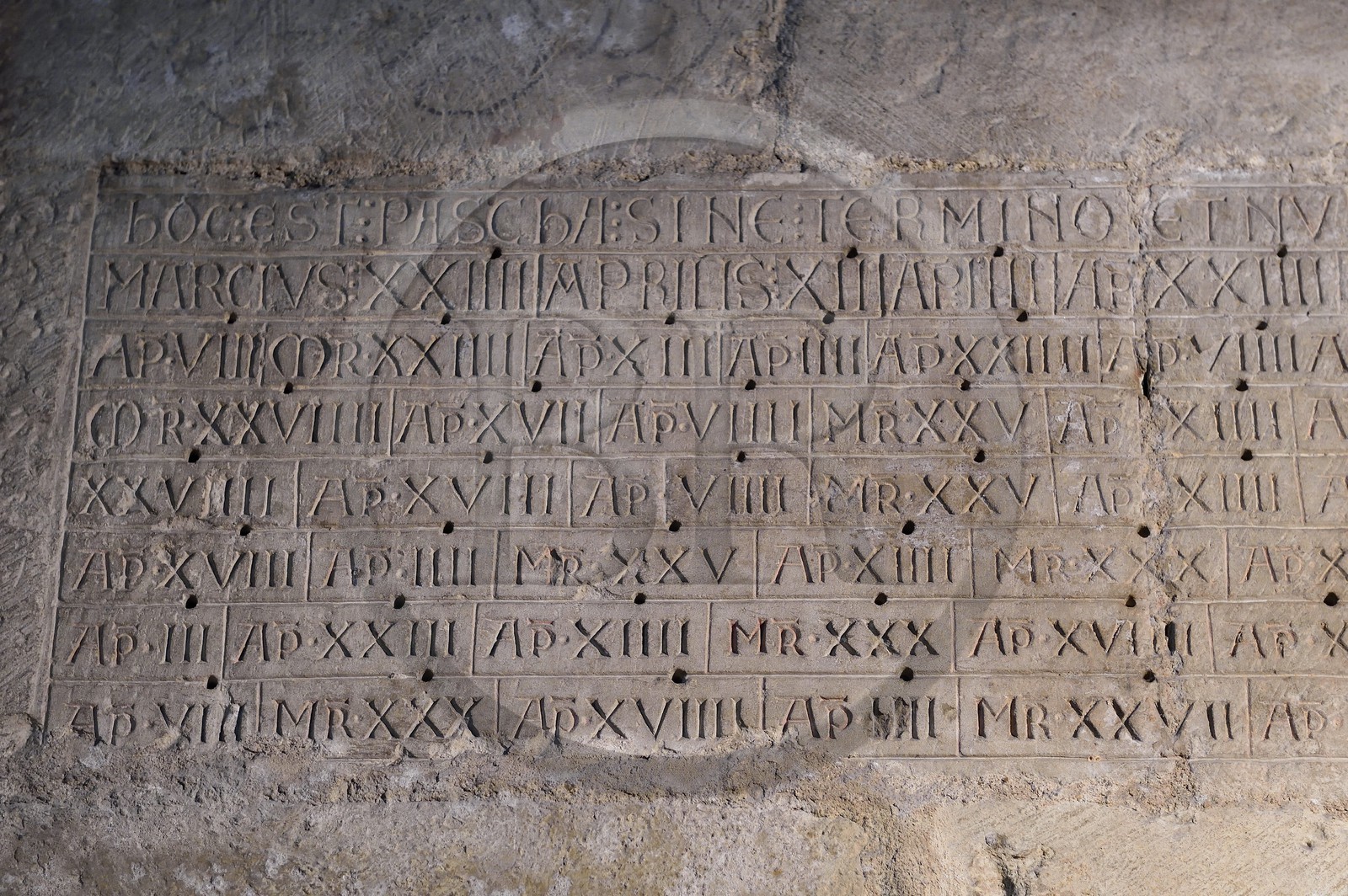 France, Dordogne (24), Périgord Blanc, Périgueux, quartier de la Cité dit de Vésone, ancienne cathédrale et église Saint-Étienne-de-la-Cité, inscription (table) des dates de Pâques gravée sur une plaque et provenant du mur sud de la pièce de l'autel de l’ancienne cathédrale
