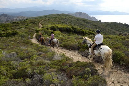 France, Haute Corse, Nebbio, Punta di l’Acciolu (Acciola), riders trekking in the Agriates Desert