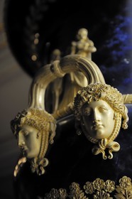 France, Yvelines (78), château de Versailles, classé Patrimoine Mondial de l'UNESCO, vase de Sèvre de style Empire offert pour le mariage de Napoléon et de Marie-Louise dans le Musée parlant (parcours audiovisuel dans l'Histoire de France)