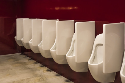 Suisse, Bâle, la salle de concert Stadtcasino Basel restructuré par les architectes Herzog et de Meuron, les toilettes pour hommes