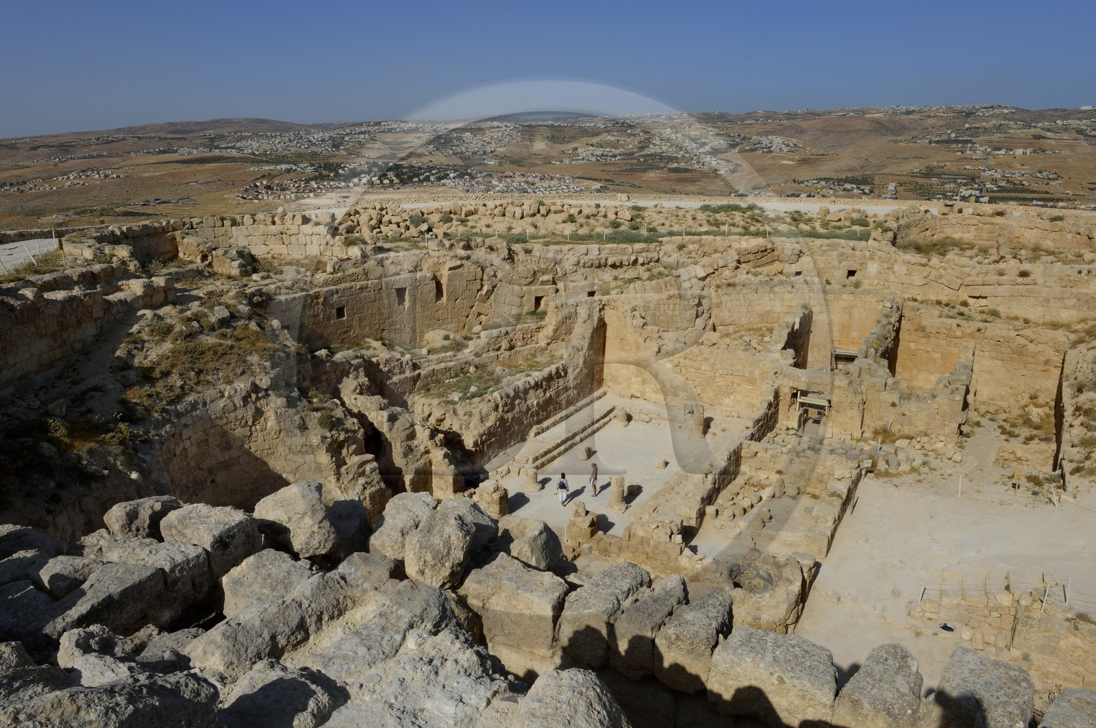 Israel, Cisjordanie, l'Hérodion, colline artificiellement exhaussée qui abrite les ruines d'un palais fortifié construit par le roi Hérode Ier le Grand (site classé Parc National), l'intérieur du cratère