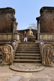 Sri Lanka, province du Centre-Nord, Polonnaruwa, l'ancienne capital du pays (XIe au XIIIe siècle) est classée au Patrimoine Mondial de l'UNESCO, terrasse de la relique de la dent, Vatadage (chambre des reliques) et pierre de lune en demi-cercle (sandakada pahana)