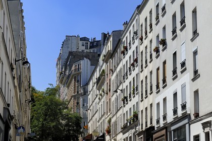 France, Paris (75), la rue Muller qui descend de la Butte Montmartre