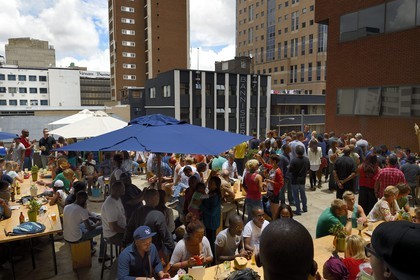 Afrique du Sud, province de Gauteng, Johannesburg, quartier de Braamfontein, Neighbourgoods Market, marché du samedi qui est autant une source d'approvisionnement pour des aliments de la ferme et des produits spécialisés comme il est un point de rencontre de la communauté pour échanger des idées et être entrainé par l'énergie qui fait Joburg