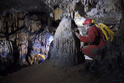 France, Dordogne (24), Périgord Noir, vallée de la Dordogne, Groléjac, initiation à la spéléologie avec Laurent Lignac de Couleur Périgord dans la grotte du Pechialet