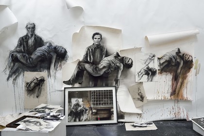 France, Ivry-sur-Seine (94), l'artiste plasticien Ernest Pignon-Ernest dans son atelier