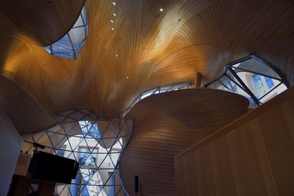 Allemagne, Berlin, Pariser Platz, siège de la DZ Bank (anciennement DG Bank), vaste atrium dessiné par l'architecte Franck Gehry avec son immense sculpture en acier qui abrite une salle de conférences