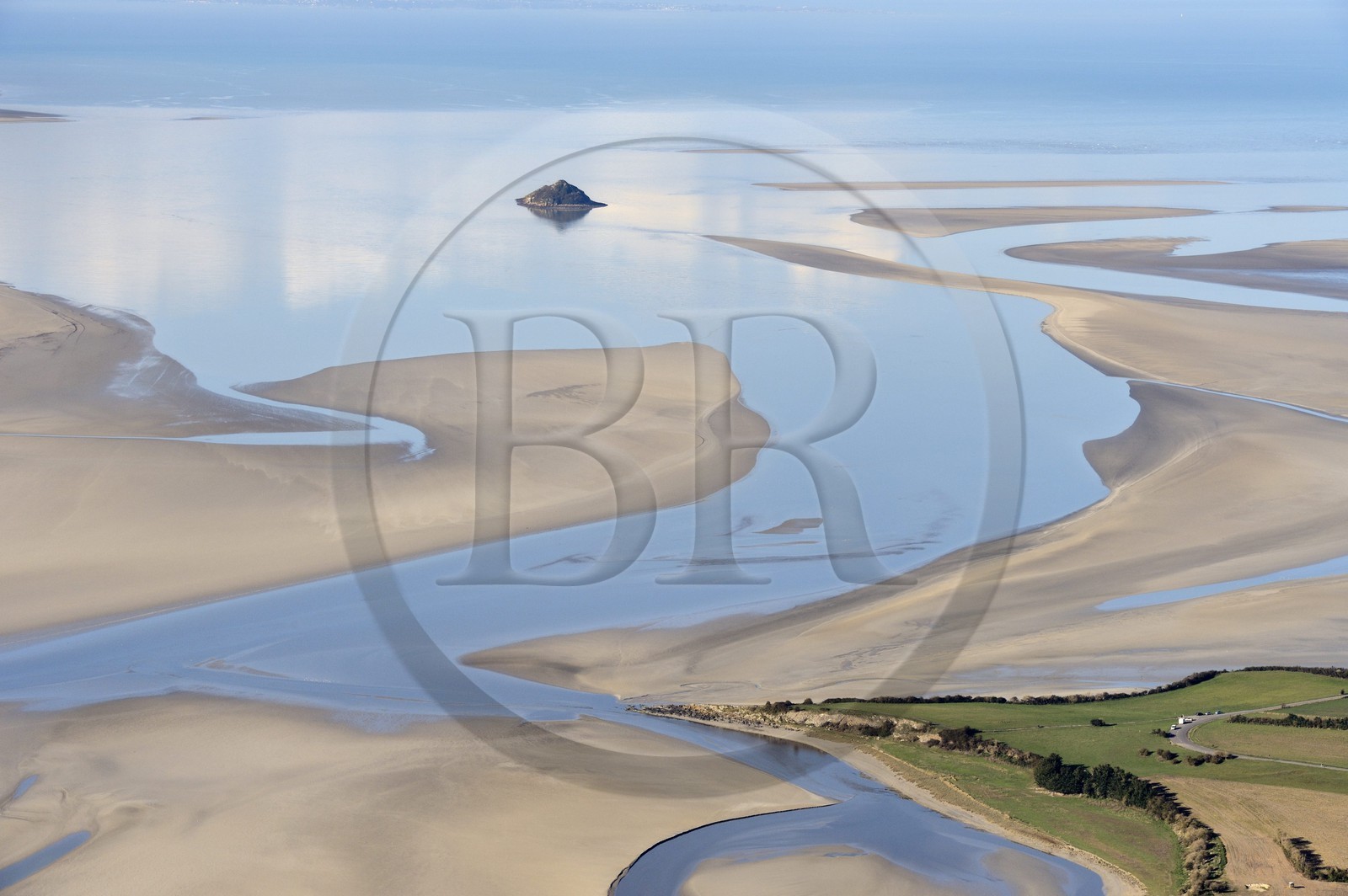 France, Manche (50), Baie du Mont-Saint-Michel, classée Patrimoine Mondial de l'UNESCO, Ile de Tombelaine à marée basse (vue aérienne)