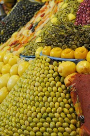 Maroc, Meknès, ville impériale, médina classée Patrimoine Mondial de l' UNESCO, marché couvert de el Hédime, étals d'olives